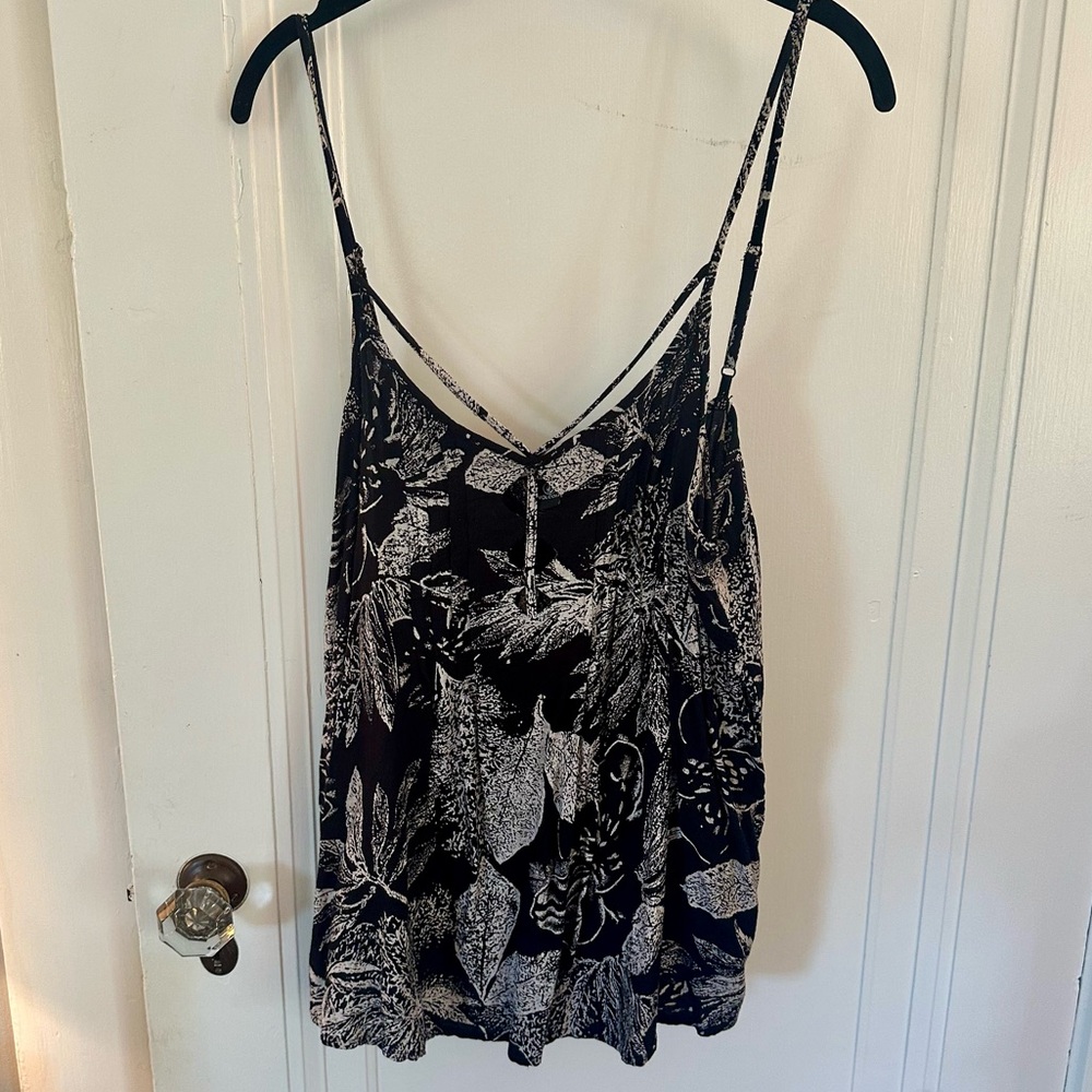 Volcom black and white tank top with cutout detail size 14
